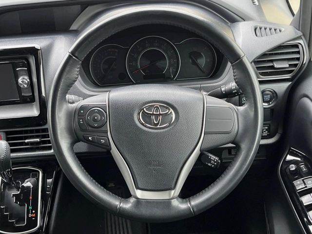 ステアリングも使用感が少なく、きれいな状態となっております♪