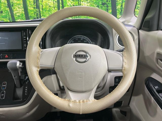 インテリアに合わせたデザインのステアリングは、運転される方のことも考え、運転しやすい形状、大きさです。是非一度、実際に触ってお確かめください。