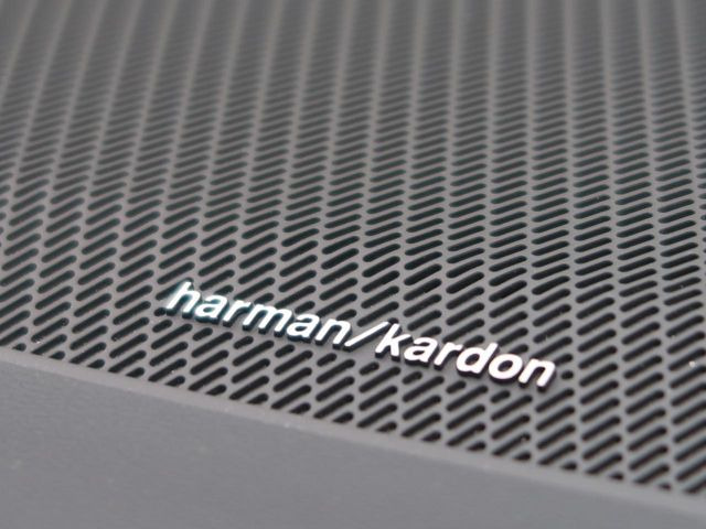 �yharman kardon�z�n�[�}���J�[�h����Hi-Fi�X�y�V�����X�g�Ƌ��ɁA���f���ʂɊJ���E�݌v���ꂽ��p�`���[�j���O���Տꊴ���鉹����Ԃ��������Ă��܂��B