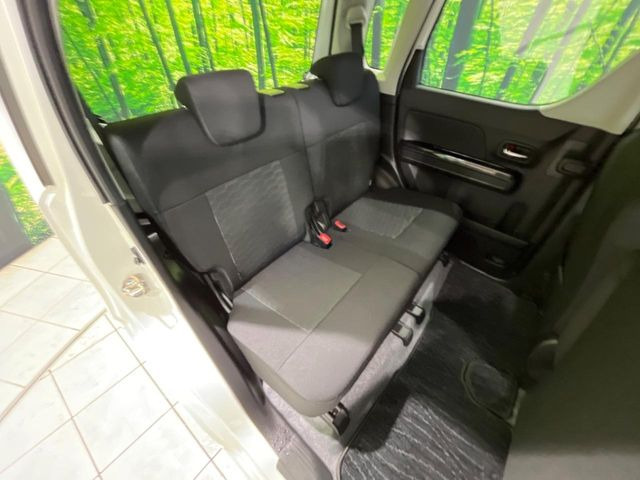 後部座席も気になるようなキズ・汚れやへたり等、大きなダメージはなく、良好な状態です。