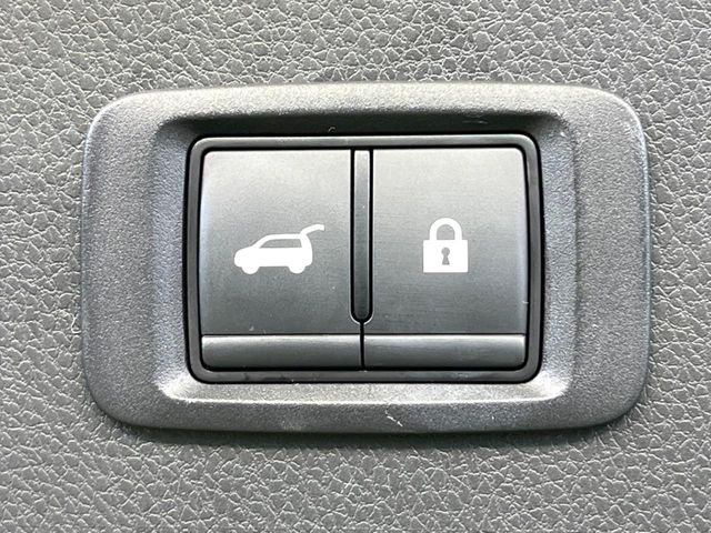 【パワーバックドア】スマートキーや運転席のボタンを押すだけでリアゲートが自動で開閉します!荷物を持っている時や、高い位置にあるバックドアを閉める際に便利な機能です♪