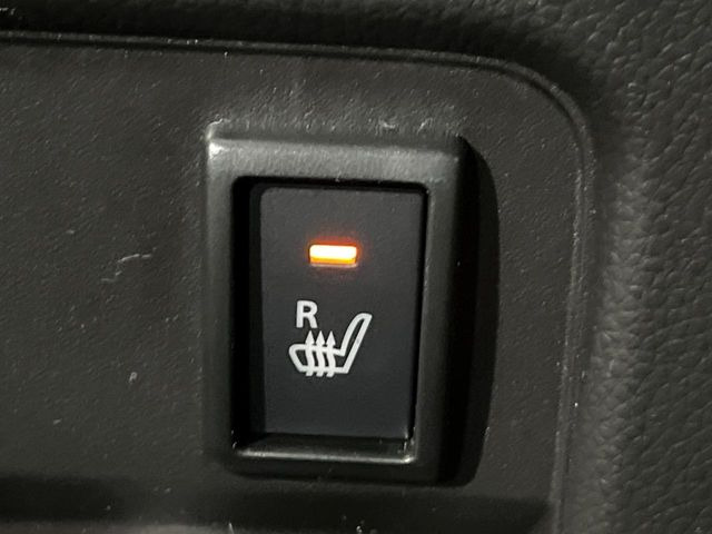 【シートヒーター】寒い日に重宝するシートヒーター!エアコンより早く温まってくれるので寒がりの人も安心ですね♪エアコンの温風は乾燥するから苦手、という方にもをおすすめです。