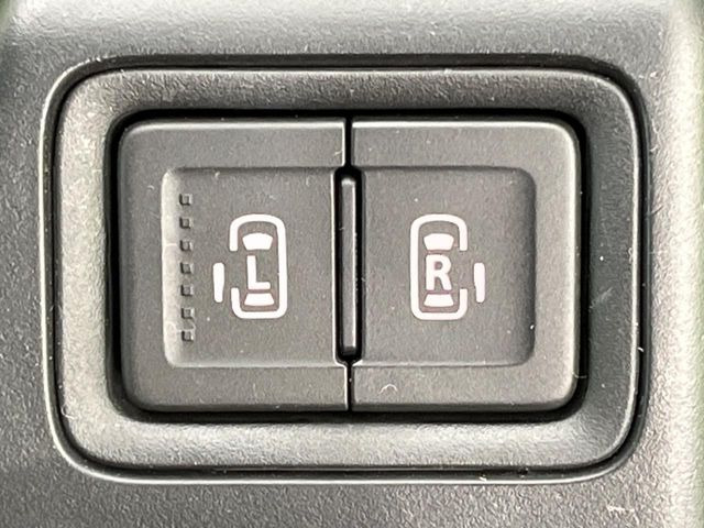 【両側パワースライドドア】スマートキーや運転席のスイッチで後席両側スライドドアの開閉が可能♪電動だから力を入れてドアを開ける必要が無く、小さなお子様でも簡単に開け閉めでき快適です♪