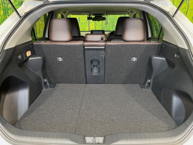 ���i�̂���������ʋ΁A���}���ɏ\���ȉ׎��X�y�[�X���m�ۂ��Ă���܂��B�Z�J���h�V�[�g��|���ƁA�傫�ȉו��̐ύڂ��\�ł���