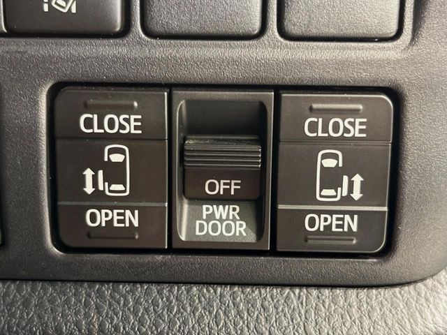 【両側パワースライドドア】スマートキーや運転席のスイッチで後席両側スライドドアの開閉が可能♪電動だから力を入れてドアを開ける必要が無く、小さなお子様でも簡単に開け閉めでき快適です♪