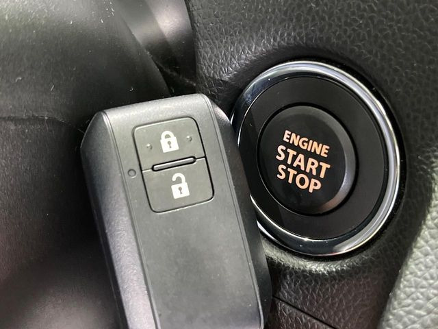 【キーレススタートシステム】カバンやポケットに入れたままでもドアの施錠・解錠が可能なスマートキーを装備。エンジンのオン・オフ時もカギを取り出す必要が無いからとっても便利です♪