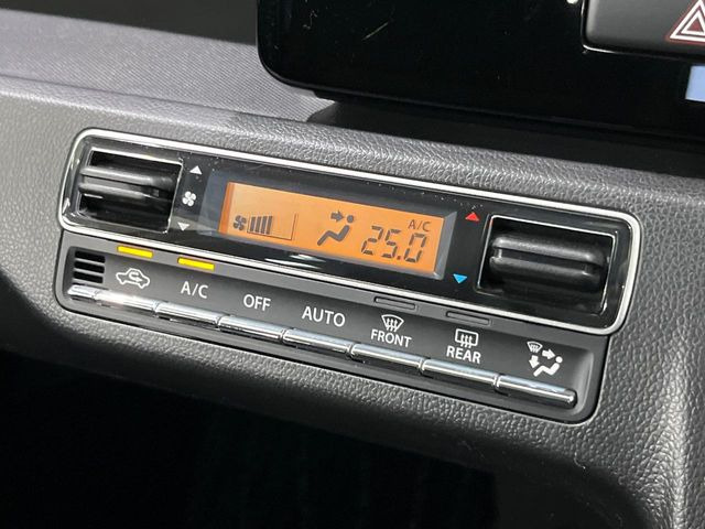 【オートエアコン】一度お好みの温度に設定すれば、車内の温度を検知し風量や温度を自動で調整。暑い…寒い…と何度もスイッチ操作をする必要はありません。快適な車内空間には必須の機能ですね♪