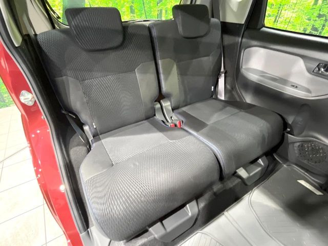 後部座席も気になるようなキズ・汚れやへたり等、大きなダメージはなく、良好な状態です。