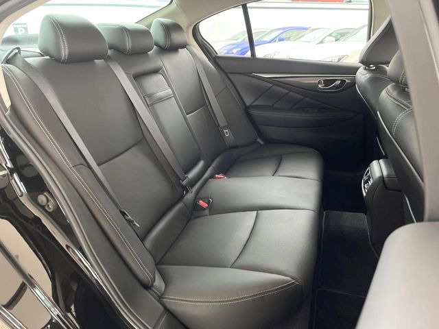 後部座席も気になるようなキズ・汚れやへたり等、大きなダメージはなく、良好な状態です。