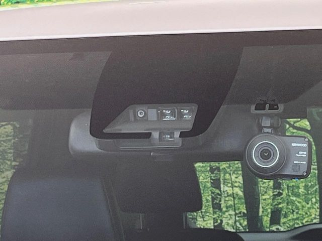 【トヨタセーフティセンス】走行中に前方の車両等を認識し、衝突しそうな時は警報とブレーキで衝突回避と被害軽減をアシスト。より安全にドライブをお楽しみいただけます。