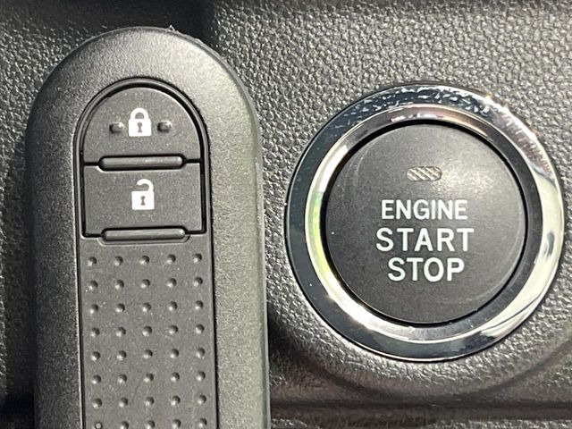 【キーフリーシステム】カバンやポケットに入れたままでもドアの施錠・解錠が可能なスマートキーを装備。エンジンのオン・オフ時もカギを取り出す必要が無いからとっても便利です♪