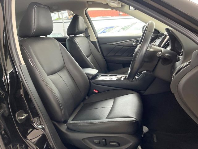 【黒革シート】上質な本革を使用し、高級感あふれる黒革シート。常に体に触れる部分だから、座り心地の良さにはこだわりたいですね♪汚れの付着や劣化を抑制する内装コーティング施工もおススメですよ♪