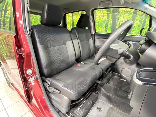 【ハーフレザーシート】高級感と座り心地を両立した人気のシート♪背面・座面のファブリック素材は、通気性の良さや滑りにくさに優れています。気温や服装に左右されず快適にお乗りいただけます。