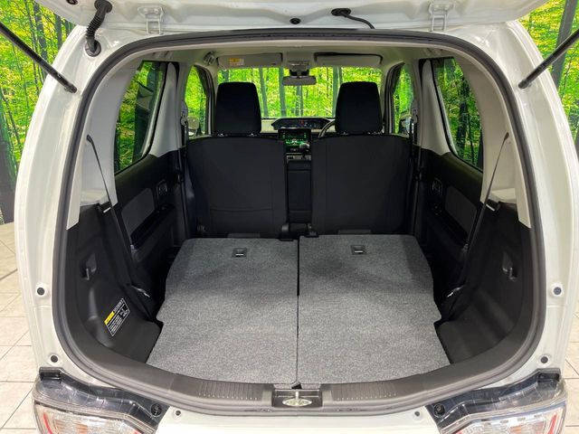後席を格納すると、これだけの広さが!シーンに合わせたシートアレンジで、大きな荷物も積むことが出来ます♪
