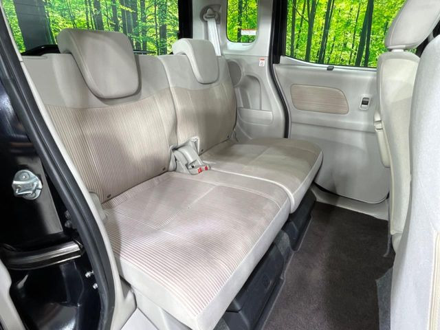 後部座席も気になるようなキズ・汚れやへたり等、大きなダメージはなく、良好な状態です。