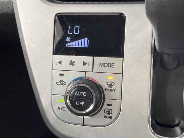 【オートエアコン】一度お好みの温度に設定すれば、車内の温度を検知し風量や温度を自動で調整。暑い…寒い…と何度もスイッチ操作をする必要はありません。快適な車内空間には必須の機能ですね♪