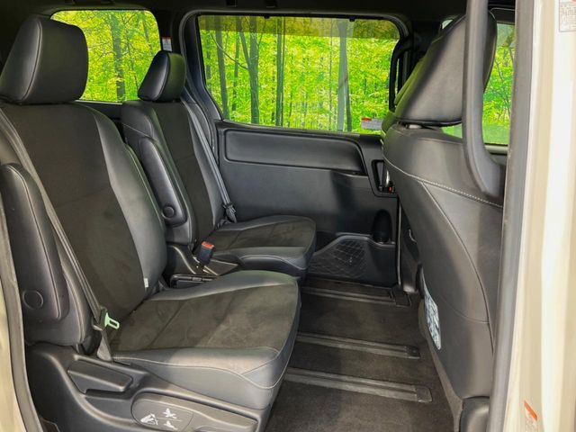 広々とした2列目シートは居住性が高く、居心地も快適!友達や家族とのお出かけにぴったりです。ベビーシートやチャイルドシート使用時も快適にお過ごしいただける十分な空間を確保しています。
