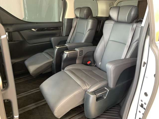 人気のブラックレザー7人乗り電動エグゼクティブキャプテンパワーシートです!!人気の電動オットマン(足置き)付きです!