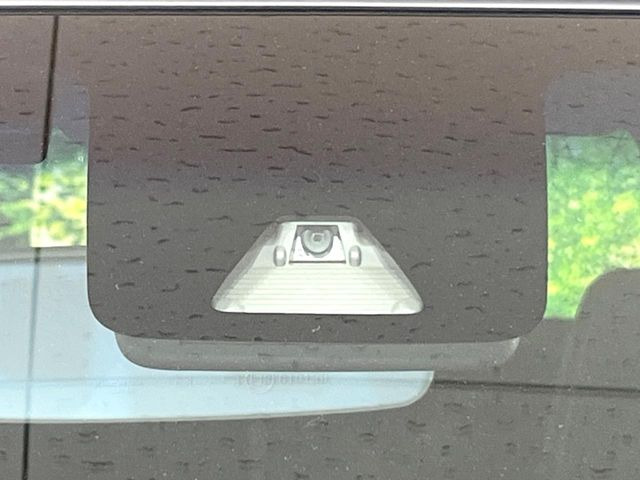 【スマートアシスト】走行中に前方の車両等を認識し、衝突しそうな時は警報とブレーキで衝突回避と被害軽減をアシスト。より安全にドライブをお楽しみいただけます。