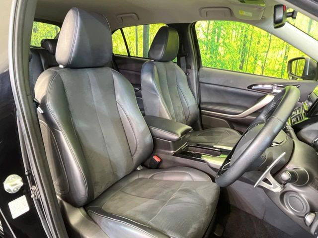 【ハーフレザーシート】高級感と座り心地を両立した人気のシート♪背面・座面のファブリック素材は、通気性の良さや滑りにくさに優れています。気温や服装に左右されず快適にお乗りいただけます。