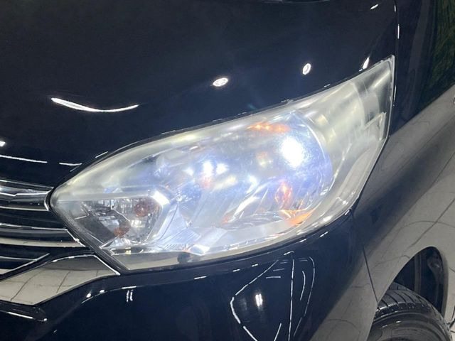 【HIDヘッドライト】非常に明るく前方を照らしてくれるので、悪天候や夜間の走行時も視界良好で安心してお乗りいただけます。