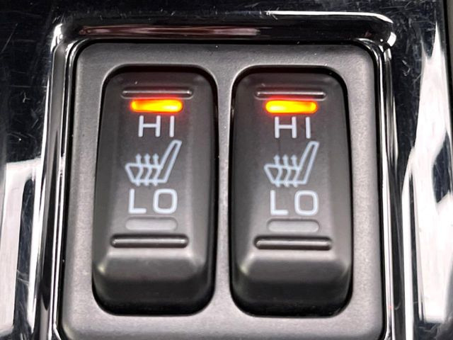 【前席+後席シートヒーター】寒い日に重宝するシートヒーターを後席にも装備!エアコンより早く温まってくれるので寒がりの人も安心ですね♪エアコンの温風は乾燥するから苦手、という方にもをおすすめです。