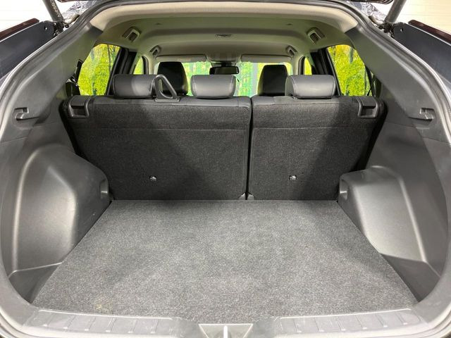 積み下ろしのしやすいデッキにはたっぷりと荷物を積み込んでいただけます。遊びから仕事まで、様々なシーンで頼れます♪