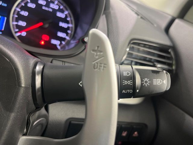 【パドルシフト】ハンドルから手を離さずに素早くシフトアップ&ダウンができるので、エンジンブレーキを使う下り坂や高速道路の合流で加速したい場面で役立ちます。