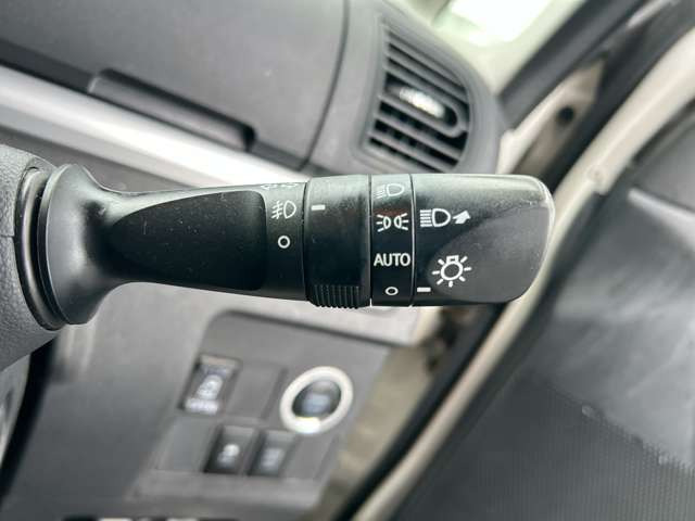 �y�I�[�g���C�g�z�ԊO�̖��邳�����m���āA�����I�Ƀw�b�h���C�g��_�����Ă���܂���g���l���𑖍s����ۂɂ��A�����I�ɓ_�����Ă���ĕ֗��ȑ�����1�ł���