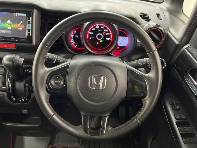 インテリアに合わせたデザインのステアリングは、運転される方のことも考え、運転しやすい形状、大きさです。是非一度、実際に触ってお確かめください。