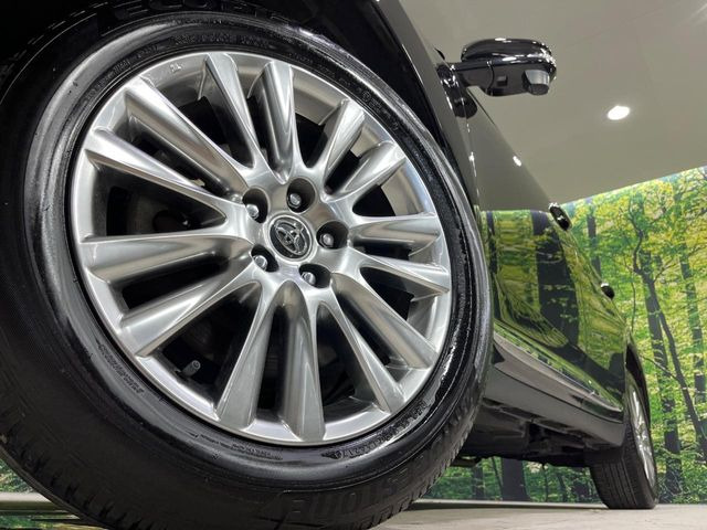【純正18インチアルミホイール】外観にマッチした純正アルミホイールを装着しております。各種社外アルミホイールや、スタッドレスタイヤも取扱いしております。是非ご相談ください♪