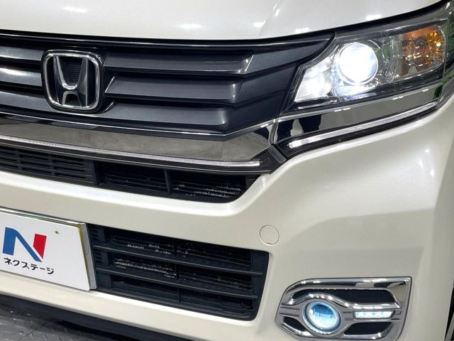 【HIDヘッドライト】非常に明るく前方を照らしてくれるので、悪天候や夜間の走行時も視界良好で安心してお乗りいただけます。