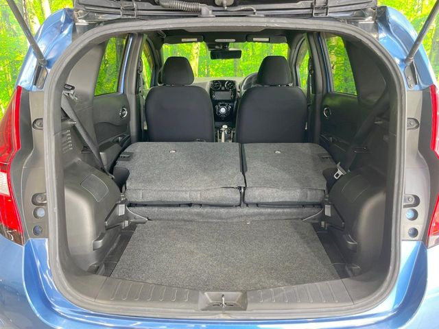 後席を格納すると、これだけの広さが!シーンに合わせたシートアレンジで、大きな荷物も積むことが出来ます♪