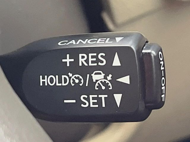 【レーダークルーズコントロール】高速道路での長距離走行が楽に!!自動で速度を保つクルーズコントロールが、衝突軽減システムと連携し、前方の車両を感知して車間を保つように速度調節してくれます!!