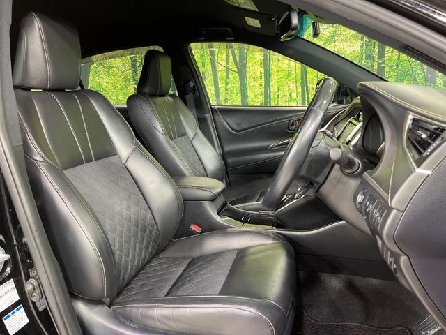 【合皮レザーシート】汚れのふき取りが容易でメンテナンスもが簡単な、機能性に優れる合成皮革を採用した上質なシートです。座り心地もよく、高級感あふれる心地良い車内空間を演出してくれます。