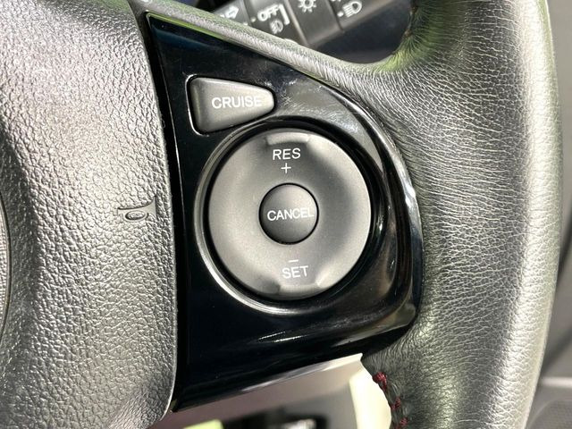 【クルーズコントロール】高速道路もラクラク走行。アクセルを離しても一定速度で走行ができ、長距離運転時の負担を軽減!加速・減速も簡単なスイッチ操作で調整できます。