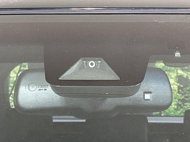 【プリクラッシュセーフティ】前方の車両等を検知し、衝突しそうな時は警報で注意を促し、ブレーキを踏む力をサポート。ブレーキを踏めなかった場合は衝突被害軽減ブレーキが作動、衝突回避をサポートします。