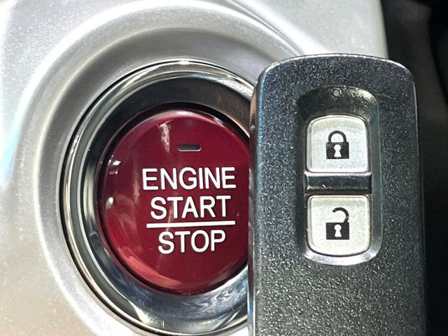 【Hondaスマートキー】カバンやポケットに入れたままでもドアの施錠・解錠が可能なスマートキーを装備。エンジンのオン・オフ時もカギを取り出す必要が無いからとっても便利です♪