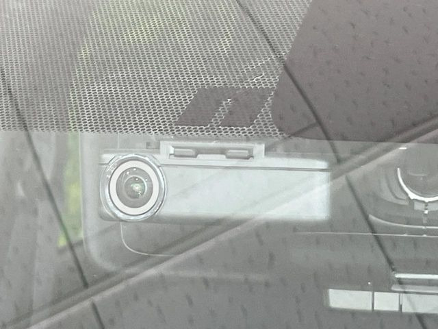 【ドライブレコーダー】安心・安全なカーライフに必須のドライブレコーダーを装備!走行中はもちろん、あおり運転や事故に遭遇した際の状況も映像で記録し、万一のリスクに備えます。