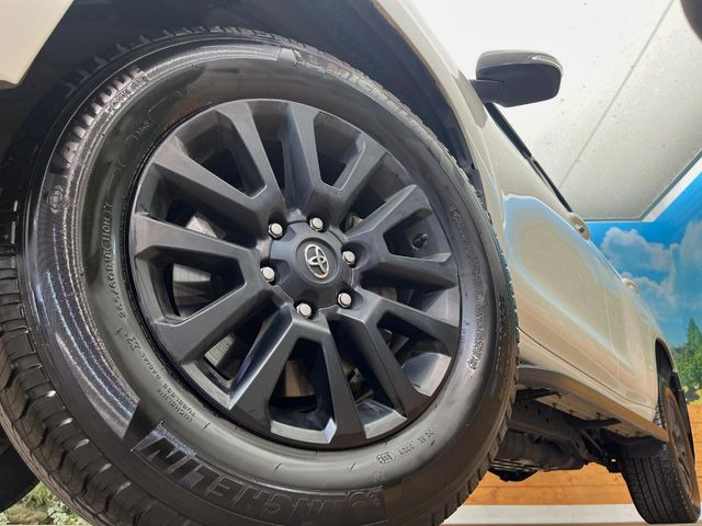 【純正18インチアルミホイール】外観にマッチした純正アルミホイールを装着しております。各種社外アルミホイールや、スタッドレスタイヤも取扱いしております。是非ご相談ください♪