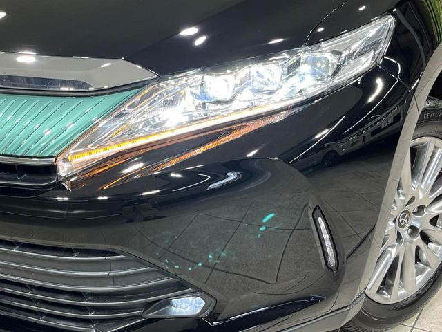 【三眼LEDヘッドライト】スタイリッシュな見た目の三眼LEDヘッドライトを装備♪スタイルだけでなく、夜間の走行も視界良好で安心してお乗りいただけます。