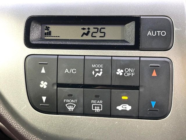 【オートライト】周りの明るさに応じて自動でヘッドライトの点灯・消灯ができる機能です!ライトの付け忘れ・消し忘れなどが無くなり、雨の日や夕方の走行も安心!トンネル通過時も便利ですね♪