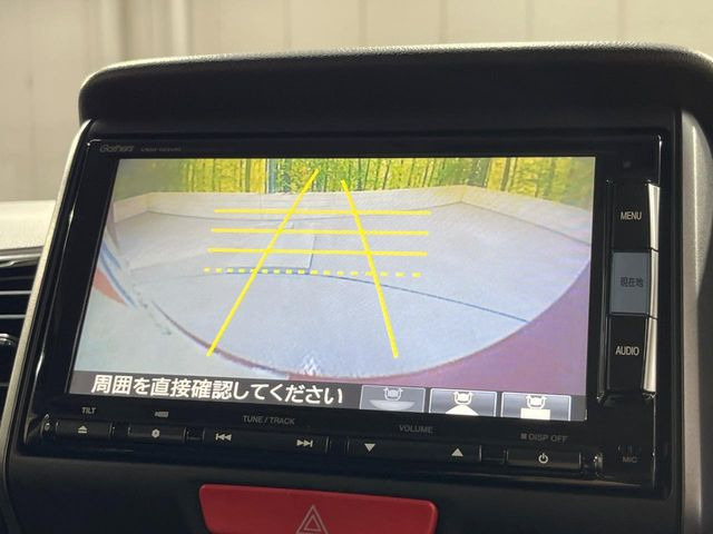 【バックカメラ】駐車時に後方がリアルタイム映像で確認できます。大型商業施設や立体駐車場での駐車時や、夜間のバック時に大活躍!運転スキルに関わらず、今や必須となった装備のひとつです!