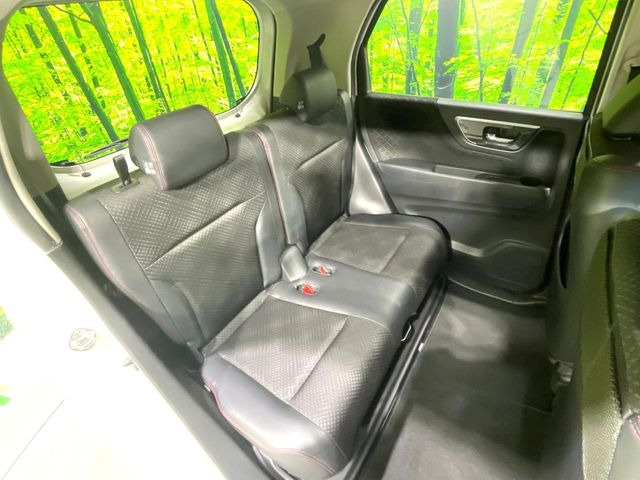 後部座席も気になるようなキズ・汚れやへたり等、大きなダメージはなく、良好な状態です。