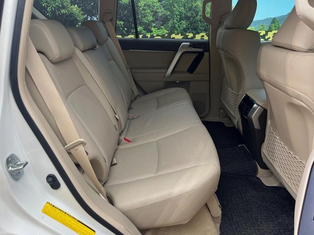 後部座席も気になるようなキズ・汚れやへたり等、大きなダメージはなく、良好な状態です。