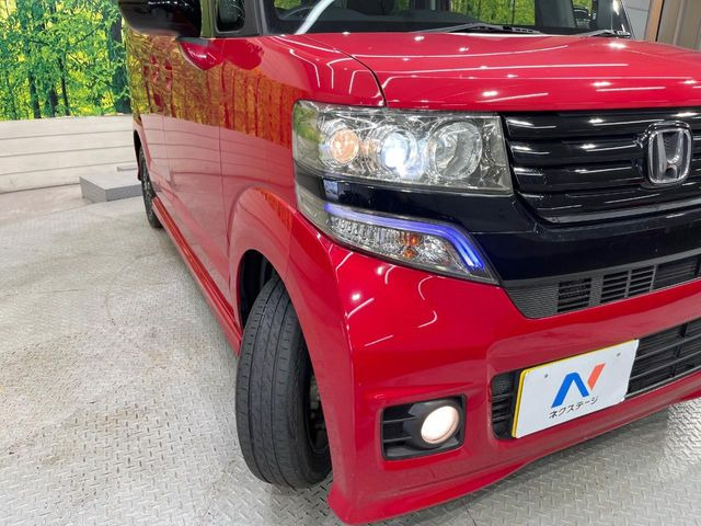 【HIDヘッドライト】非常に明るく前方を照らしてくれるので、悪天候や夜間の走行時も視界良好で安心してお乗りいただけます。