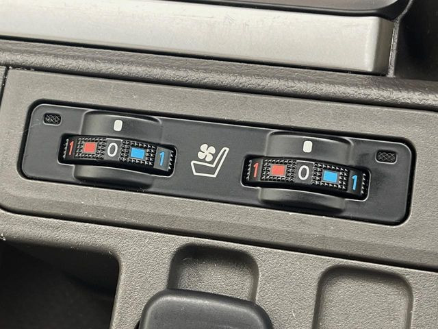 【シートベンチレーション】夏場は涼しい風でお尻や背中の熱やムレを防ぎ、冬はエアコンよりも早く温まってポカポカに!季節を問わず快適に過ごせます。