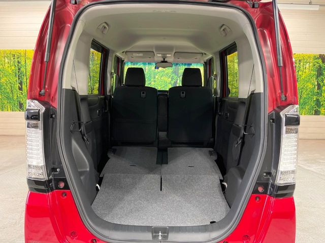 普段のお買い物や通勤、送迎等に十分な荷室スペースを確保しております。セカンドシートを倒すと、大きな荷物の積載も可能です♪