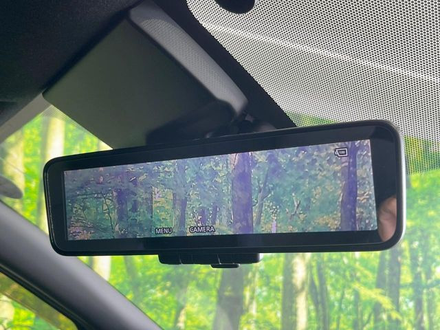 【インテリジェントルームミラー】後席の大きな荷物や同乗者で後方が確認しづらい時でも安心!カメラが撮影した車両後方の映像をルームミラー内に表示。クリアな視界で状況の確認が可能です!