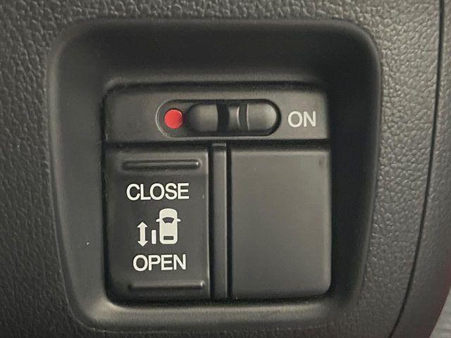 【パワースライドドア】スマートキーや運転席のスイッチでスライドドアの開閉が可能♪電動だから力を入れてドアを開ける必要が無く、小さいお子様でも、重い荷物を持っている時もラクに開け閉めできます♪